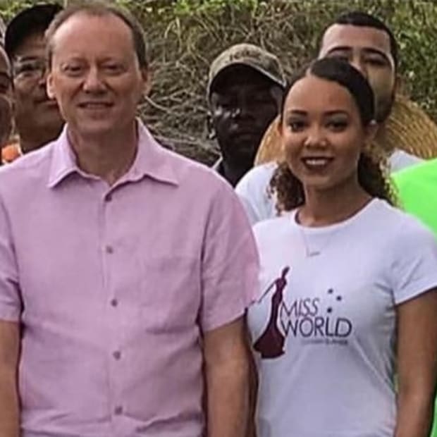 Miss World Cayman Islands Cleans Barefoot Beach 1