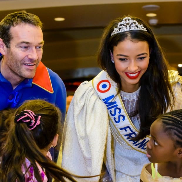 Miss France Volunteers @ Disneyland! 1