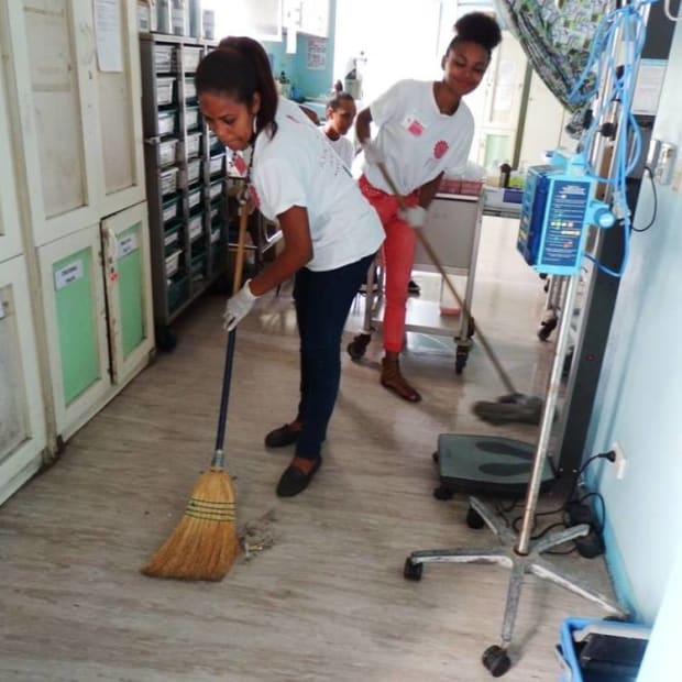 Fiji Finalists Lend a Hand at the Hospital