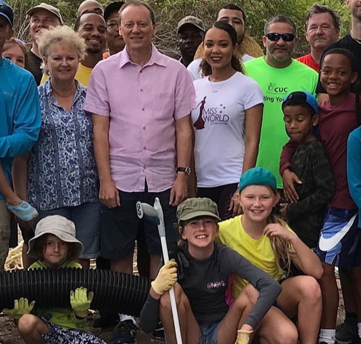 Miss World Cayman Islands Cleans Barefoot Beach - Miss World